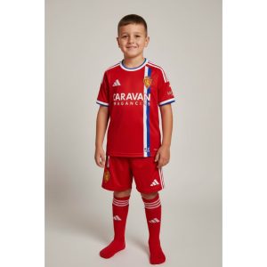 Segunda equipación oficial del Real Zaragoza para niños de la temporada 2026-2027. Kit de camiseta y pantalón visitante.