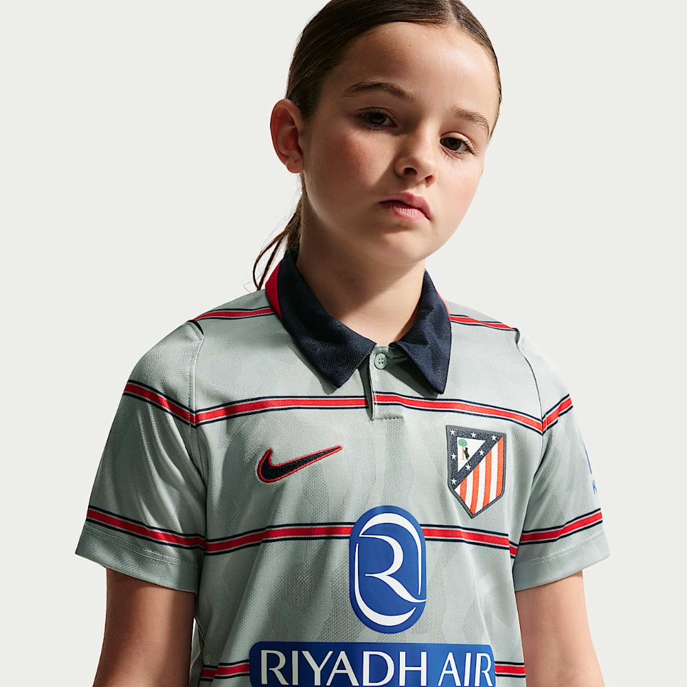 3ª Equipación Atlético de Madrid Niños 2026/27 2 Tercera equipación completa para niños del Atlético de Madrid 2026/27. Incluye camiseta y pantalón del tercer uniforme.