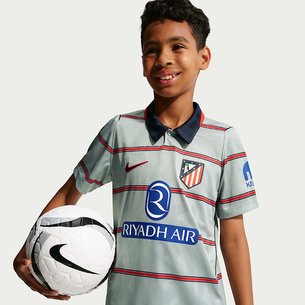 3ª Equipación Atlético de Madrid Niños 2026/27 3 Tercera equipación completa para niños del Atlético de Madrid 2026/27. Incluye camiseta y pantalón del tercer uniforme.