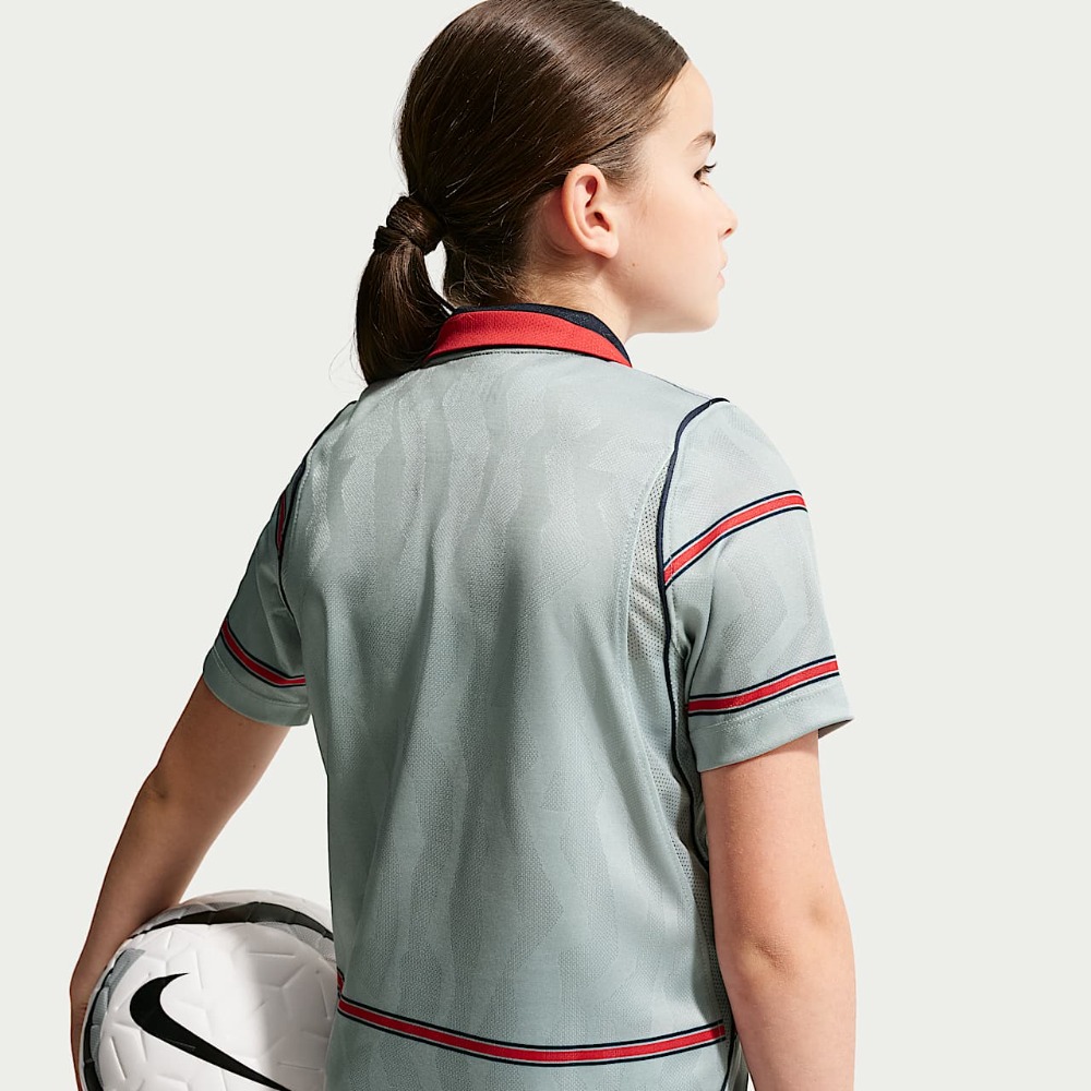 3ª Equipación Atlético de Madrid Niños 2026/27 4 Tercera equipación completa para niños del Atlético de Madrid 2026/27. Incluye camiseta y pantalón del tercer uniforme.