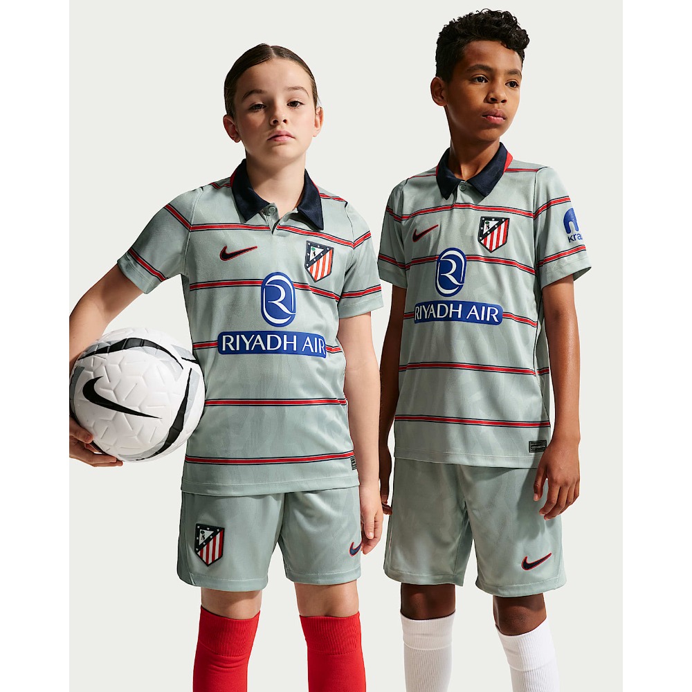 3ª Equipación Atlético de Madrid Niños 2026/27 8 Tercera equipación completa para niños del Atlético de Madrid 2026/27. Incluye camiseta y pantalón del tercer uniforme.