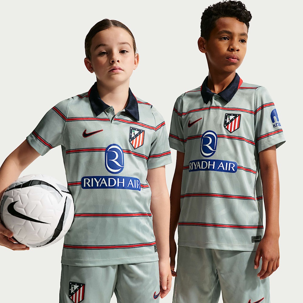 3ª Equipación Atlético de Madrid Niños 2026/27 1 Tercera equipación completa para niños del Atlético de Madrid 2026/27. Incluye camiseta y pantalón del tercer uniforme.