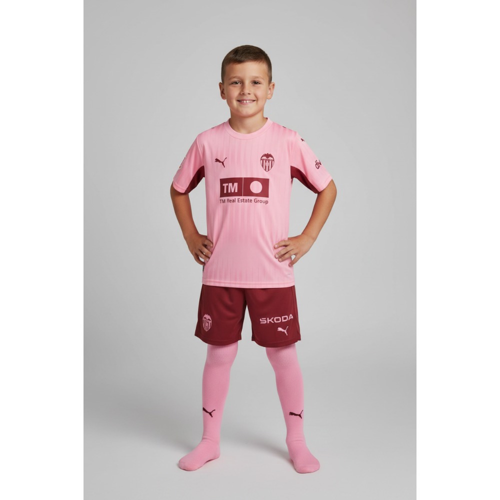3ª Equipación Valencia Niños 2026/27 1 Tercera equipación para niños del Valencia CF para la temporada 2026/27. Camiseta y pantalón oficiales del Valencia.