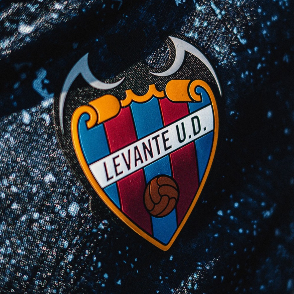 Camiseta 4ª Equipación Levante 26/27 4 Vista frontal de la camiseta de fútbol de la cuarta equipación del Levante para la temporada 26/27. Versión para adulto.