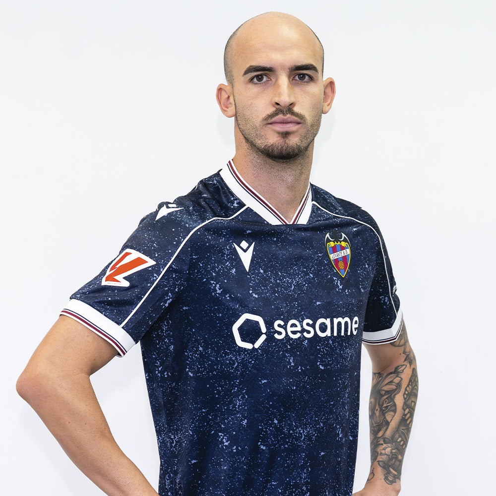 Camiseta 4ª Equipación Levante 26/27 1 Vista frontal de la camiseta de fútbol de la cuarta equipación del Levante para la temporada 26/27. Versión para adulto.