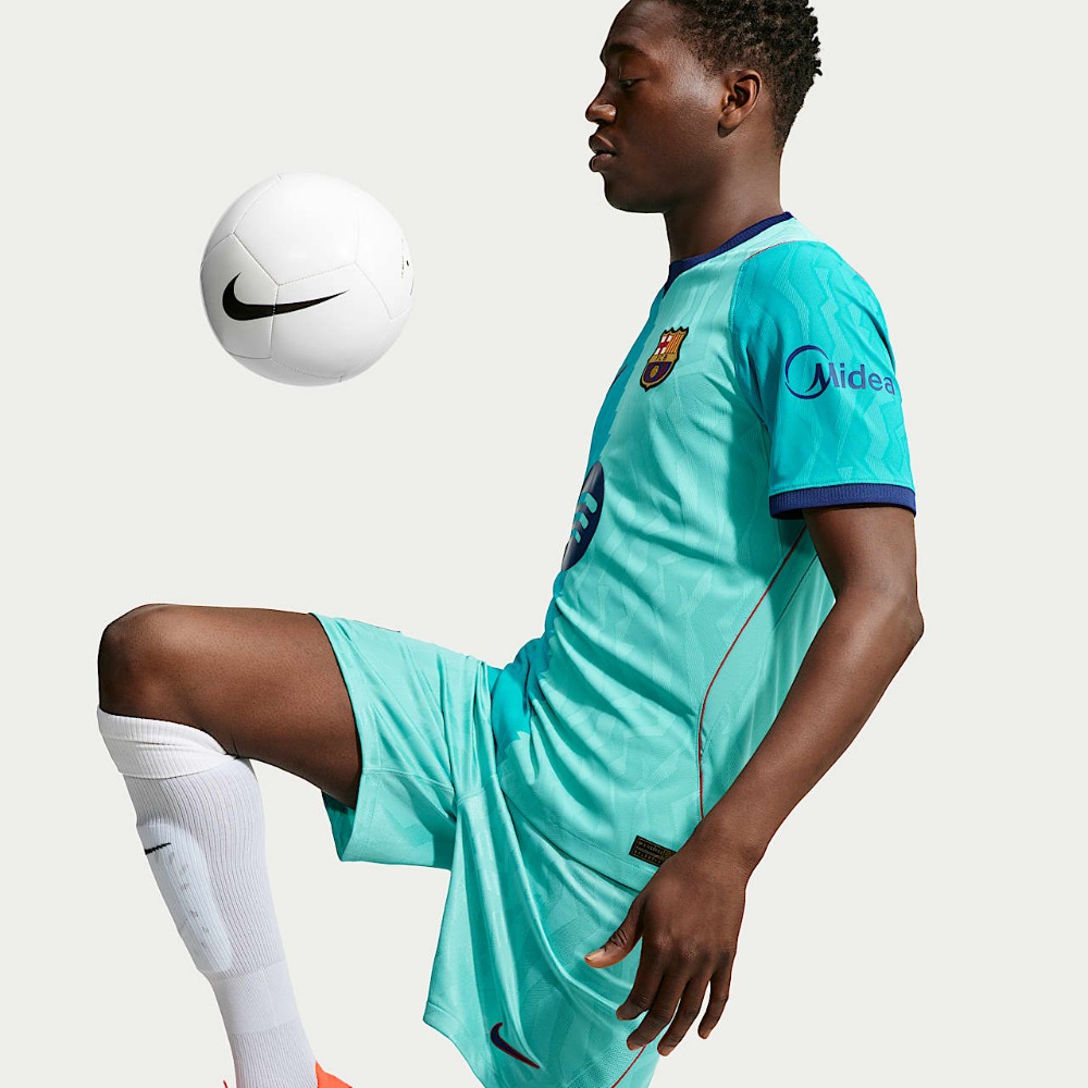 Camiseta Barcelona Alternativa Versión Jugador 2026/27 3 Camiseta alternativa del FC Barcelona para la temporada 2026/27, versión jugador para adulto. Tercera equipación oficial del Barça.
