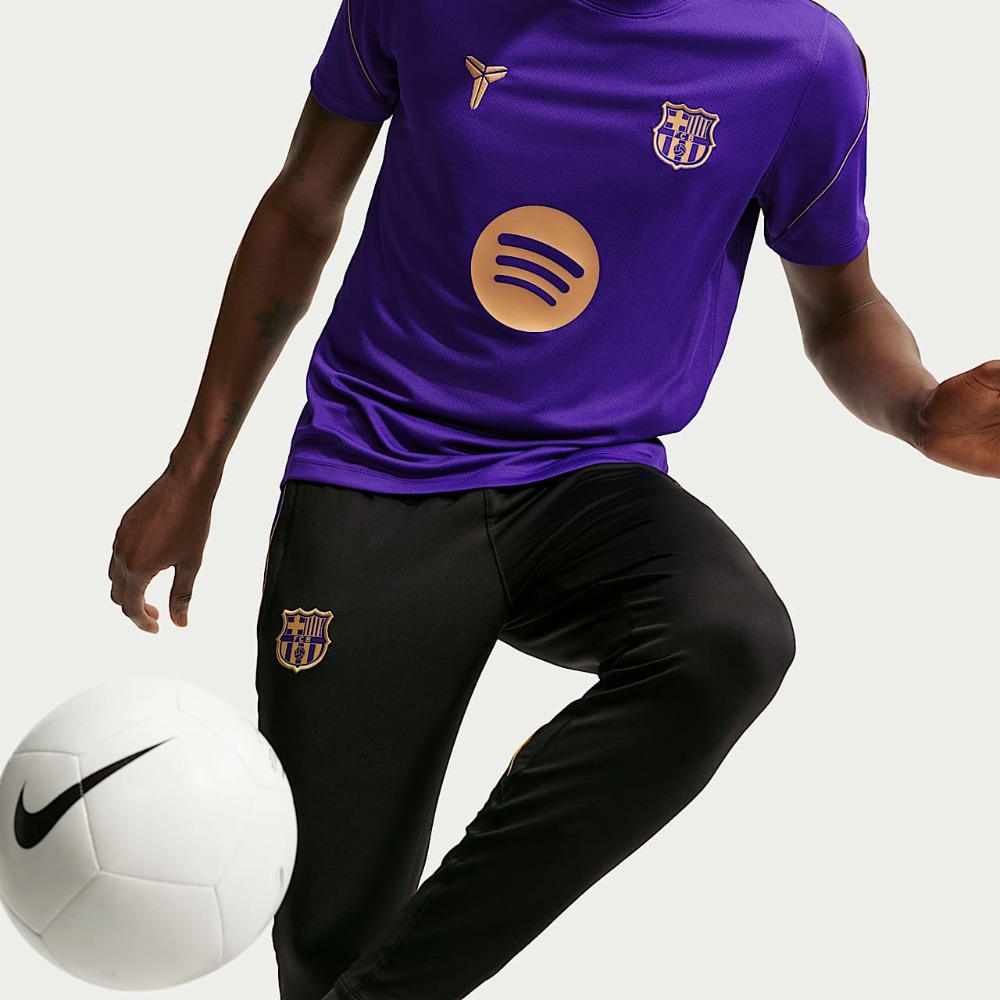 Camiseta Barcelona Entrenamiento Visitante 26/27 3 Camiseta de entrenamiento del FC Barcelona, segunda equipación visitante temporada 26/27. Ropa oficial de fútbol para adulto.