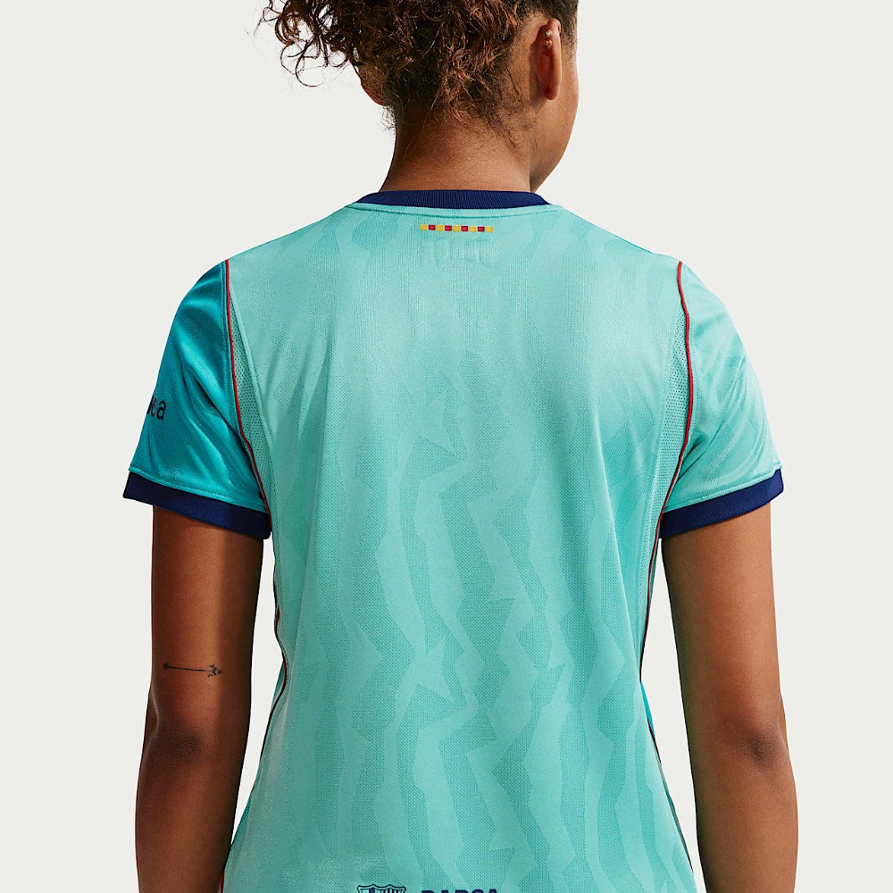 Camiseta Barcelona Mujer Alternativa 2026/27 2 Camiseta alternativa del FC Barcelona para mujer, temporada 2026/27. Vista frontal de la tercera equipación femenina del Barça.