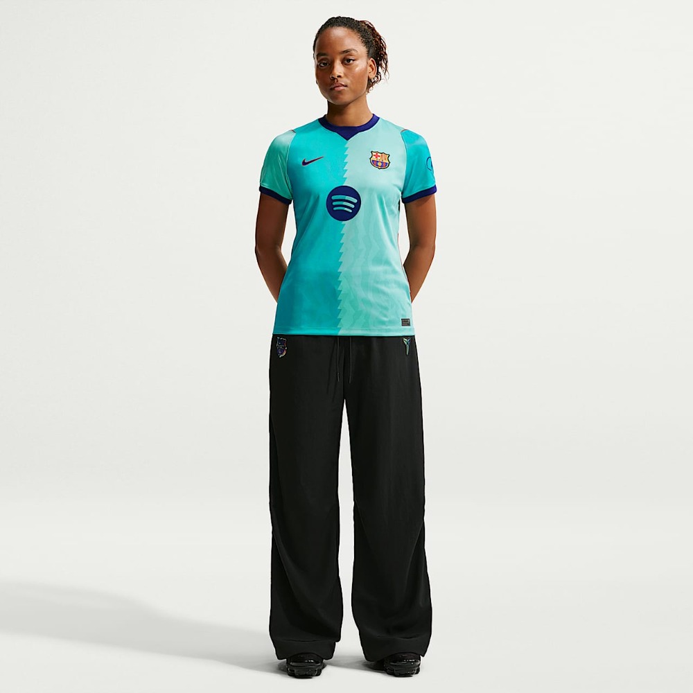 Camiseta Barcelona Mujer Alternativa 2026/27 4 Camiseta alternativa del FC Barcelona para mujer, temporada 2026/27. Vista frontal de la tercera equipación femenina del Barça.