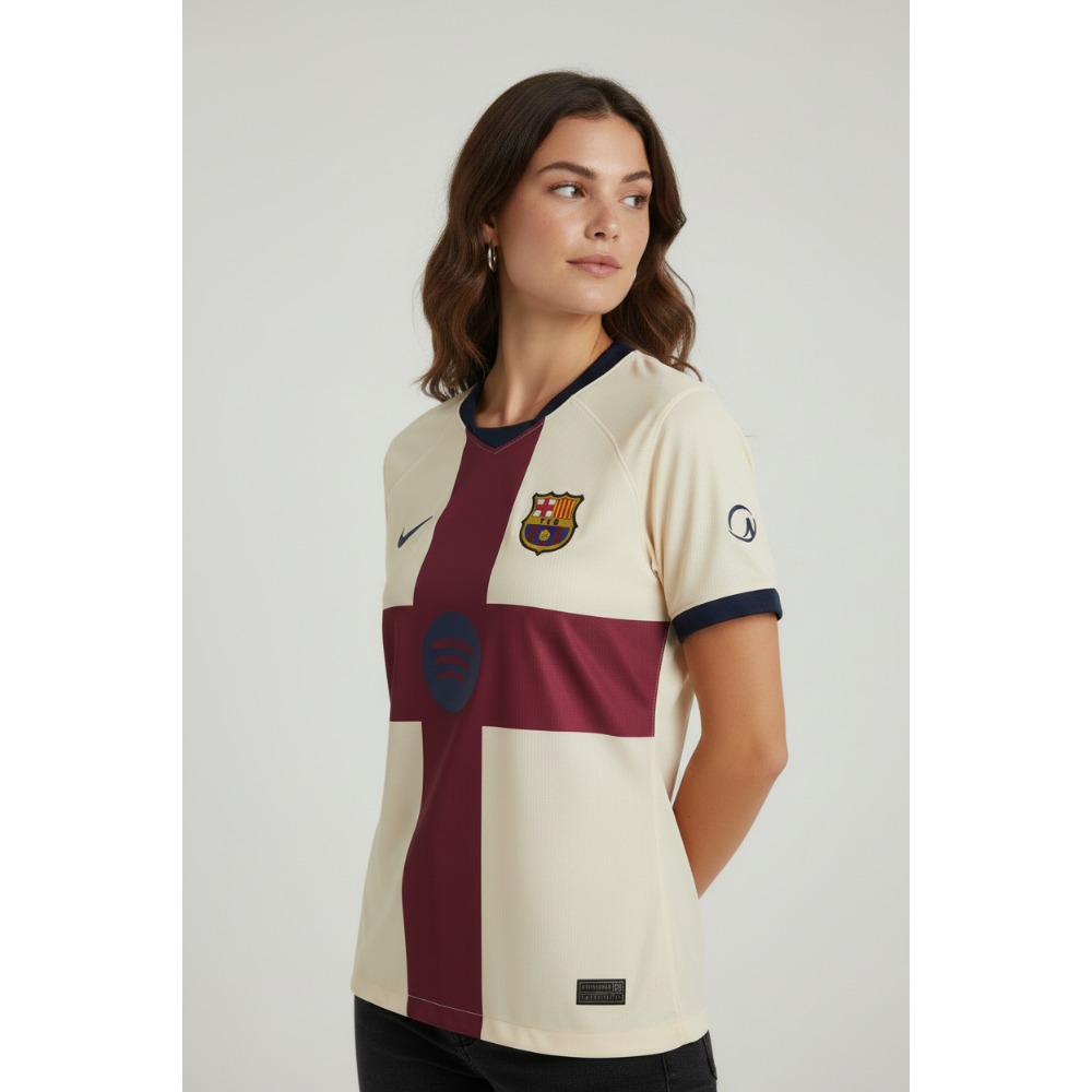 Camiseta Barcelona Mujer Cruz Saint Jordi 2026/27 2 Vista frontal de la cuarta equipación de la camiseta del FC Barcelona para mujer con la Cruz de Sant Jordi, temporada 2026/27.