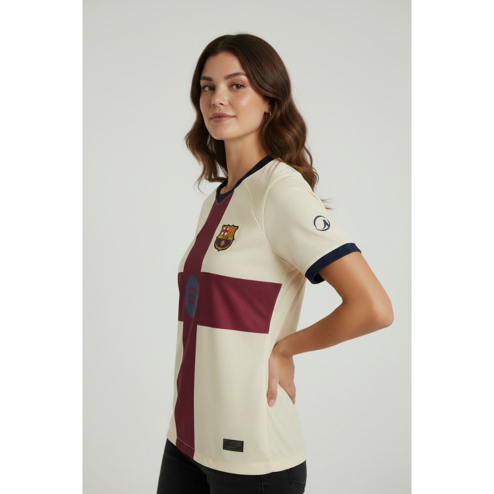 Camiseta Barcelona Mujer Cruz Saint Jordi 2026/27 3 Vista frontal de la cuarta equipación de la camiseta del FC Barcelona para mujer con la Cruz de Sant Jordi, temporada 2026/27.