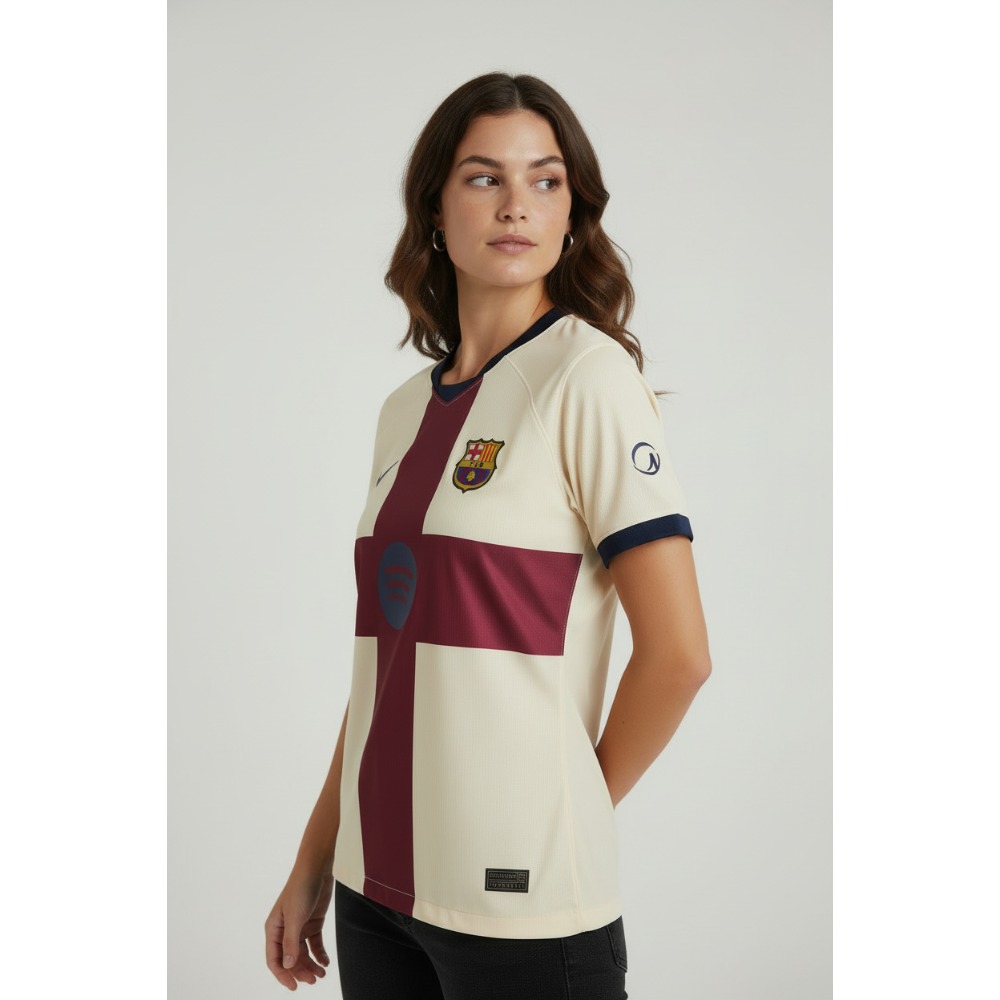 Camiseta Barcelona Mujer Cruz Saint Jordi 2026/27 4 Vista frontal de la cuarta equipación de la camiseta del FC Barcelona para mujer con la Cruz de Sant Jordi, temporada 2026/27.