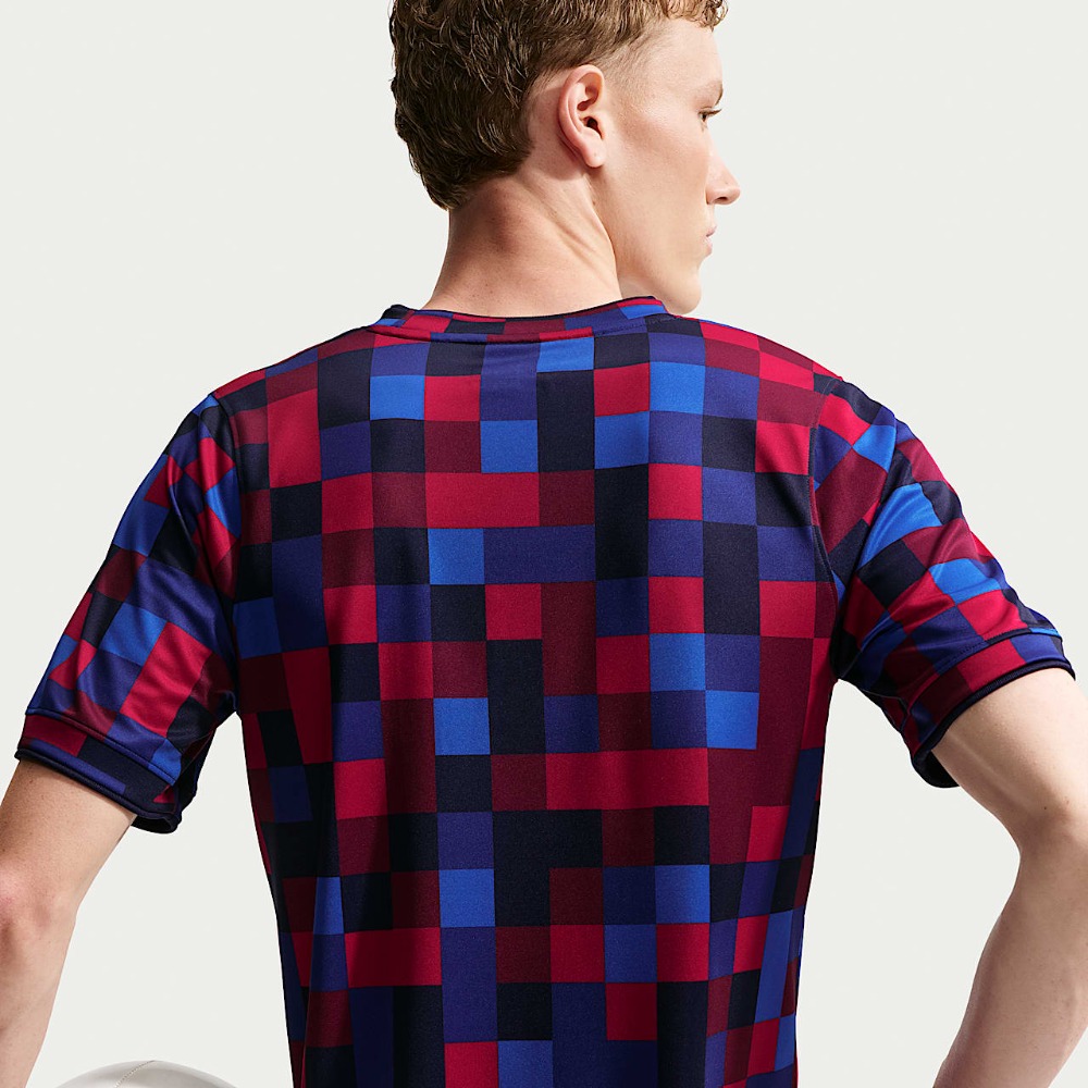 Camiseta Barcelona Pre-partido 26/27 2 Camiseta de calentamiento Pre-partido del FC Barcelona para la temporada 26/27. Ropa oficial de entrenamiento para adulto del Barça.