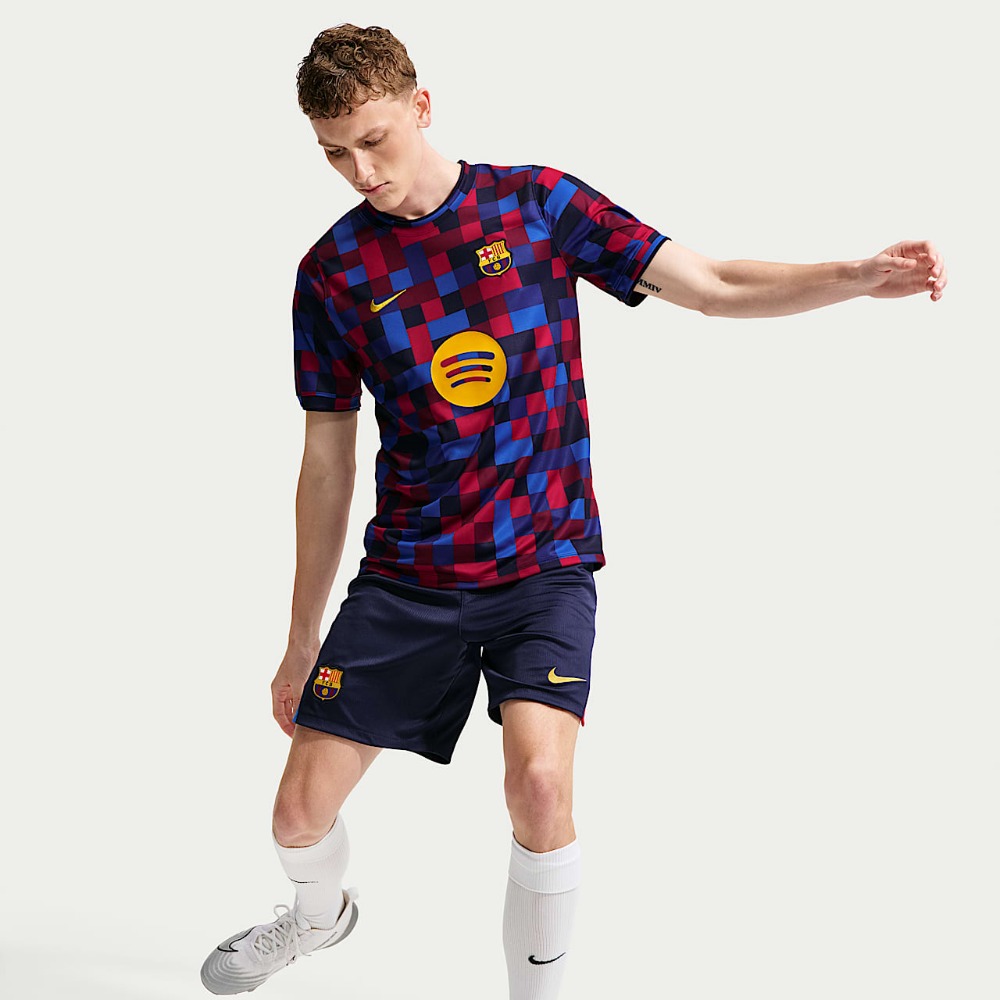 Camiseta Barcelona Pre-partido 26/27 3 Camiseta de calentamiento Pre-partido del FC Barcelona para la temporada 26/27. Ropa oficial de entrenamiento para adulto del Barça.