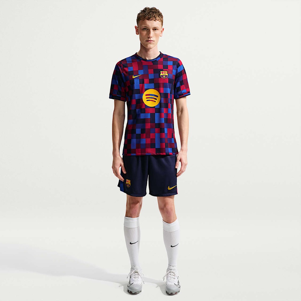 Camiseta Barcelona Pre-partido 26/27 4 Camiseta de calentamiento Pre-partido del FC Barcelona para la temporada 26/27. Ropa oficial de entrenamiento para adulto del Barça.