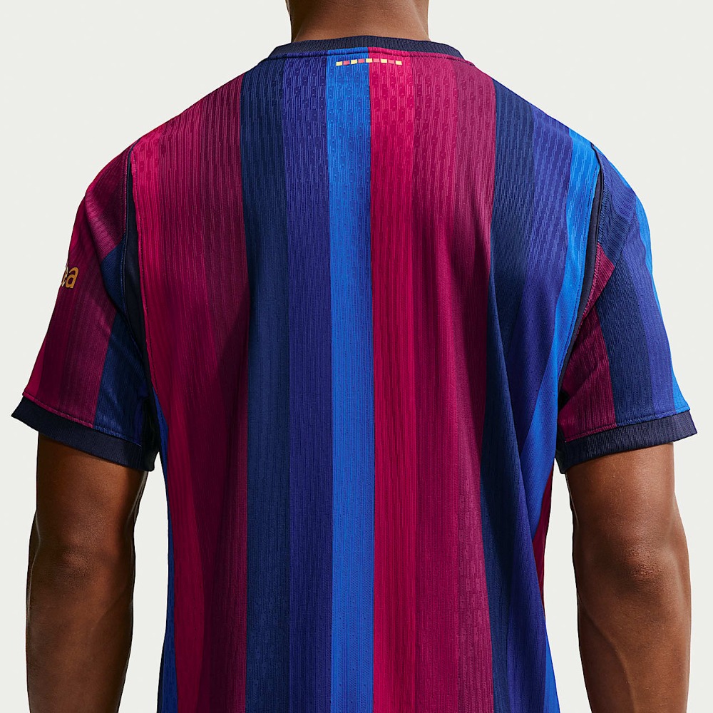 Camiseta Barcelona Versión Jugador 2026/27 2 Camiseta de la primera equipación del FC Barcelona para la temporada 2026/27, versión jugador para adulto, con escudo y patrocinadores.