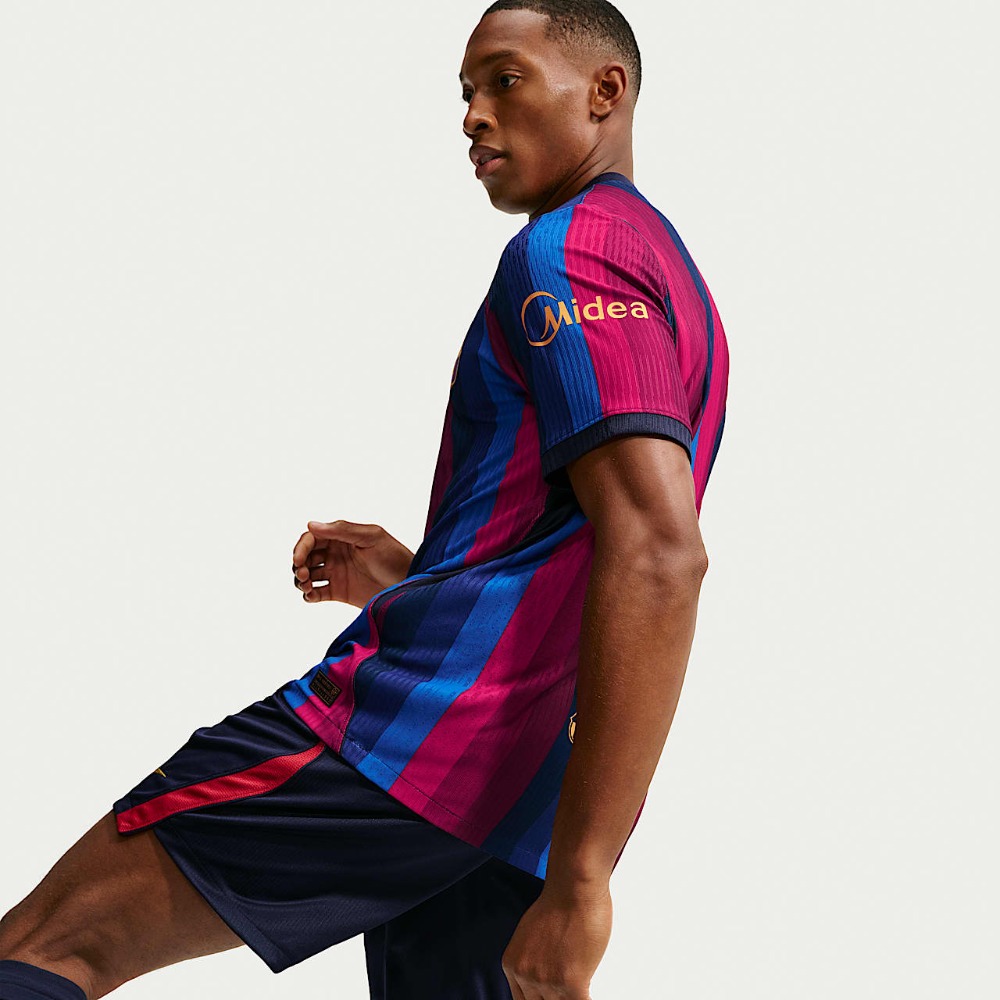 Camiseta Barcelona Versión Jugador 2026/27 3 Camiseta de la primera equipación del FC Barcelona para la temporada 2026/27, versión jugador para adulto, con escudo y patrocinadores.