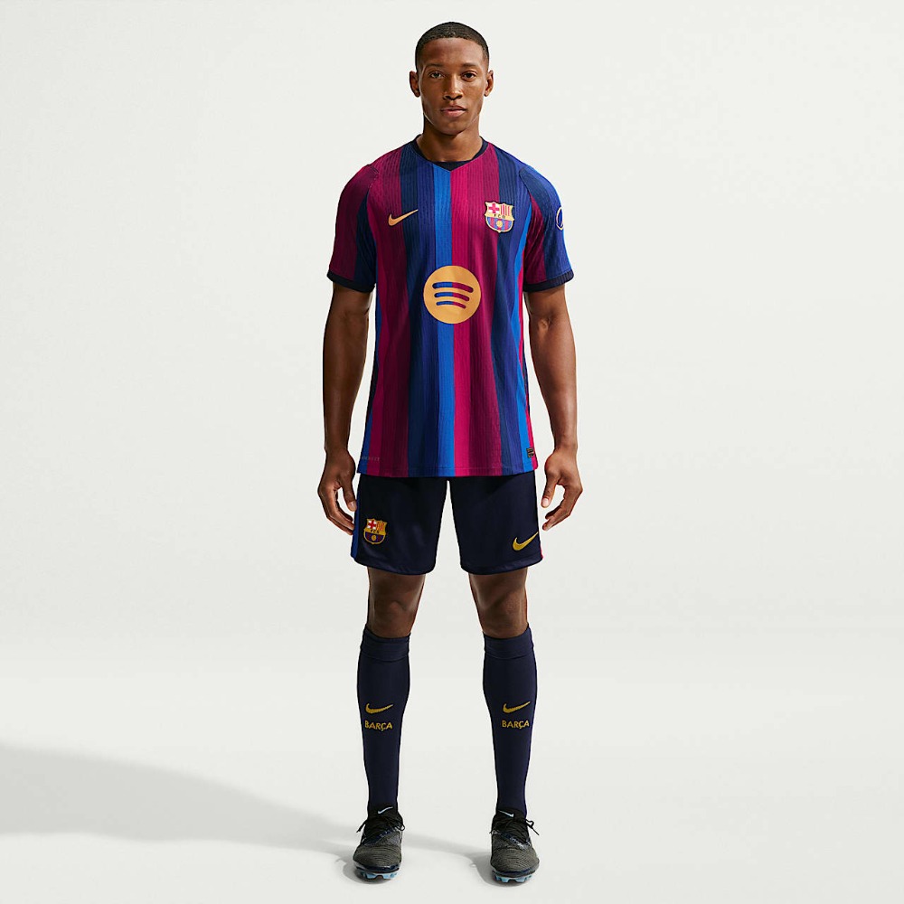 Camiseta Barcelona Versión Jugador 2026/27 4 Camiseta de la primera equipación del FC Barcelona para la temporada 2026/27, versión jugador para adulto, con escudo y patrocinadores.