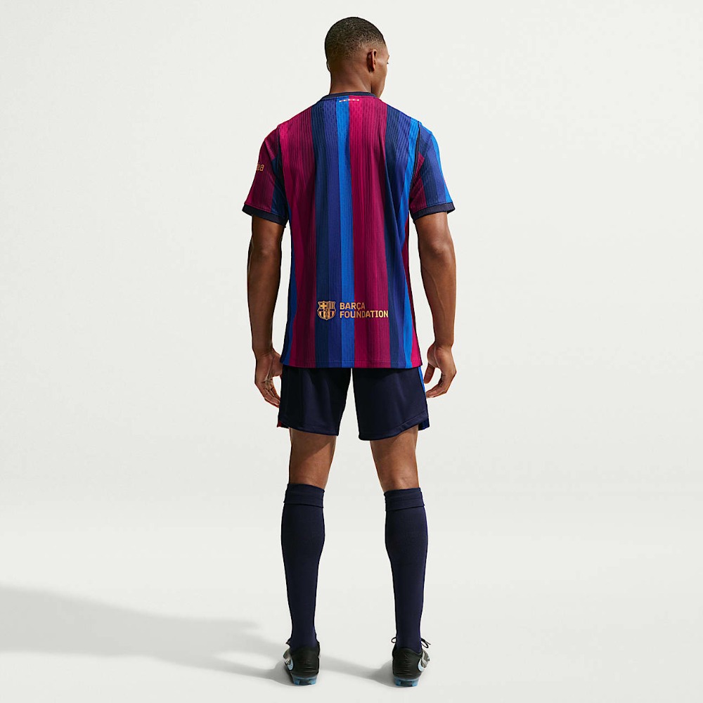 Camiseta Barcelona Versión Jugador 2026/27 5 Camiseta de la primera equipación del FC Barcelona para la temporada 2026/27, versión jugador para adulto, con escudo y patrocinadores.