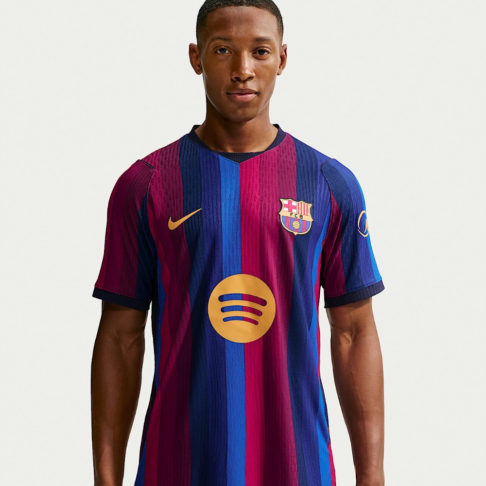 Camiseta Barcelona Versión Jugador 2026/27 1 Camiseta de la primera equipación del FC Barcelona para la temporada 2026/27, versión jugador para adulto, con escudo y patrocinadores.