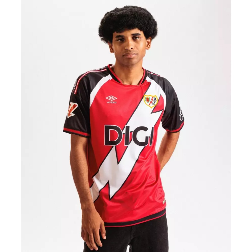 Camiseta Rayo Vallecano Visitante 26-27 1 Camiseta de fútbol del Rayo Vallecano, segunda equipación de visitante para la temporada 26-27. Versión para adulto.