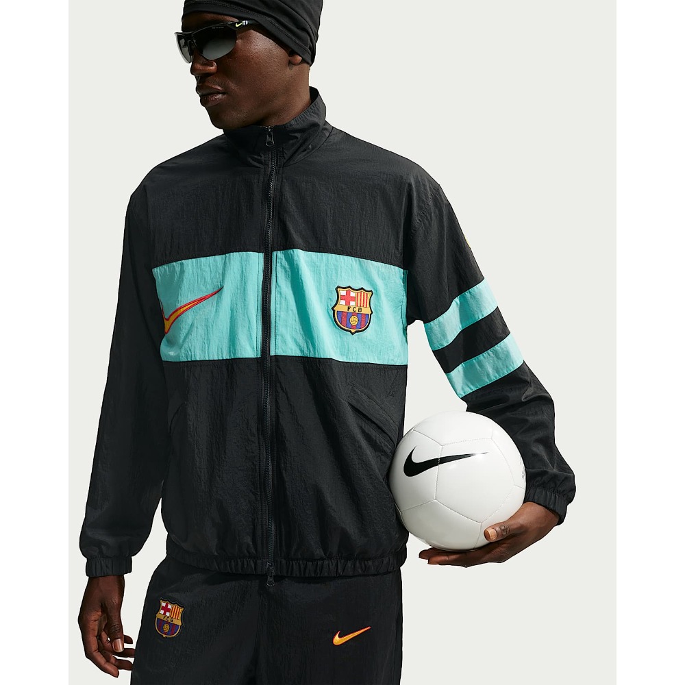 Chaqueta Barcelona Alternativa 26/27 6 Chaqueta de fútbol del FC Barcelona para adulto. Tercera equipación alternativa para la temporada 2026/2027. Producto oficial.