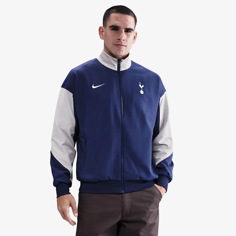 Cortavientos Tottenham Hotspur 26/27 1 Cortavientos oficial del Tottenham Hotspur para la temporada 26/27. Chaqueta de fútbol para adulto de los Spurs.