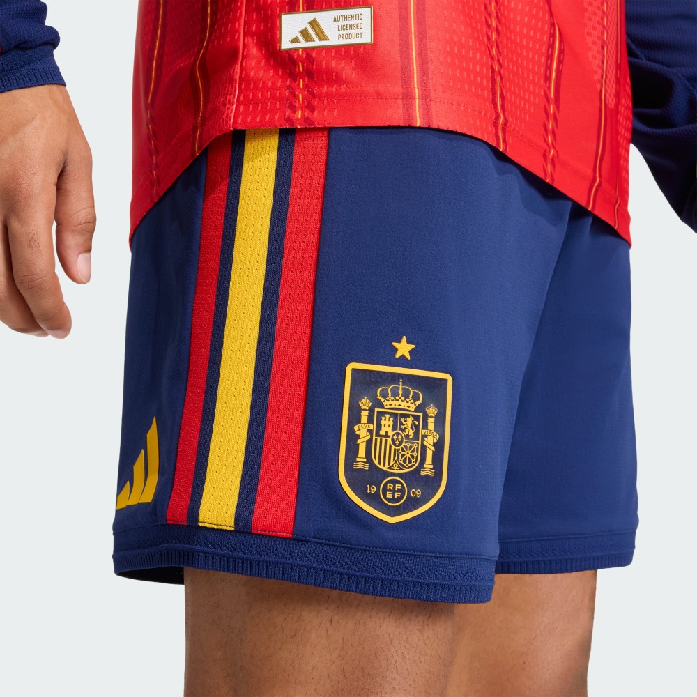 Pantalón Azul España 2026 5 Pantalón corto azul de la primera equipación de la Selección Española de fútbol para el Mundial 2026, versión de adulto.