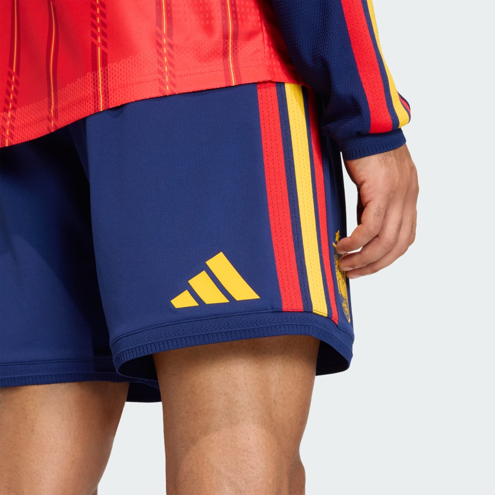 Pantalón Azul España 2026 6 Pantalón corto azul de la primera equipación de la Selección Española de fútbol para el Mundial 2026, versión de adulto.