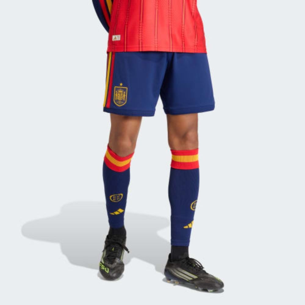 Pantalón Azul España 2026 1 Pantalón corto azul de la primera equipación de la Selección Española de fútbol para el Mundial 2026, versión de adulto.