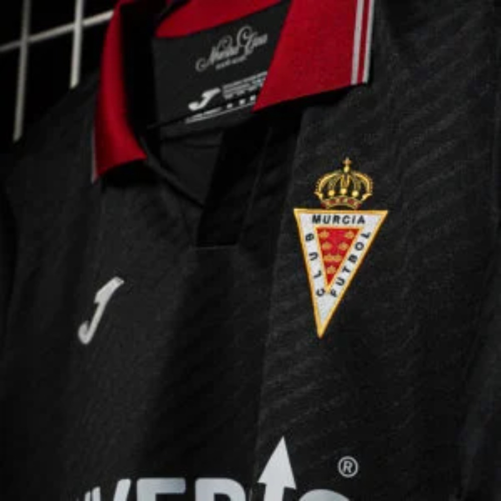Camiseta Alternativa Murcia 26-27 5 Camiseta alternativa del Real Murcia para la temporada 26-27. Segunda equipación oficial para adulto. Viste los colores de tu equipo.