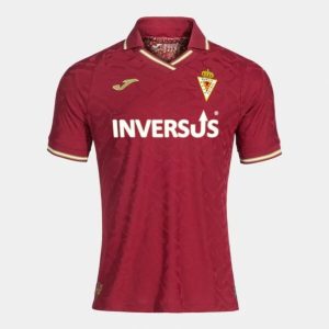 Vista frontal de la primera equipación de la camiseta del Real Murcia para la temporada 2026-2027 de adulto.