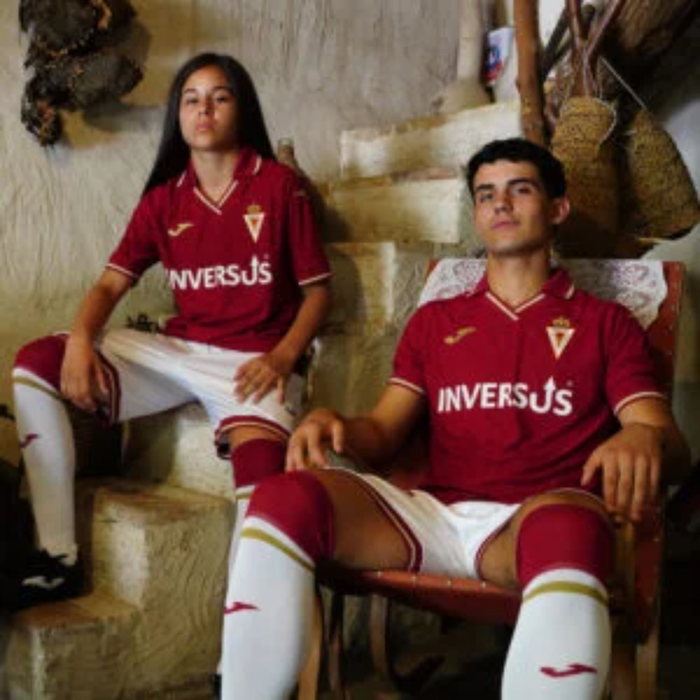 Camiseta Murcia 2026-2027 3 Vista frontal de la primera equipación de la camiseta del Real Murcia para la temporada 2026-2027 de adulto.