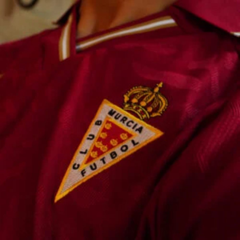 Camiseta Murcia 2026-2027 4 Vista frontal de la primera equipación de la camiseta del Real Murcia para la temporada 2026-2027 de adulto.