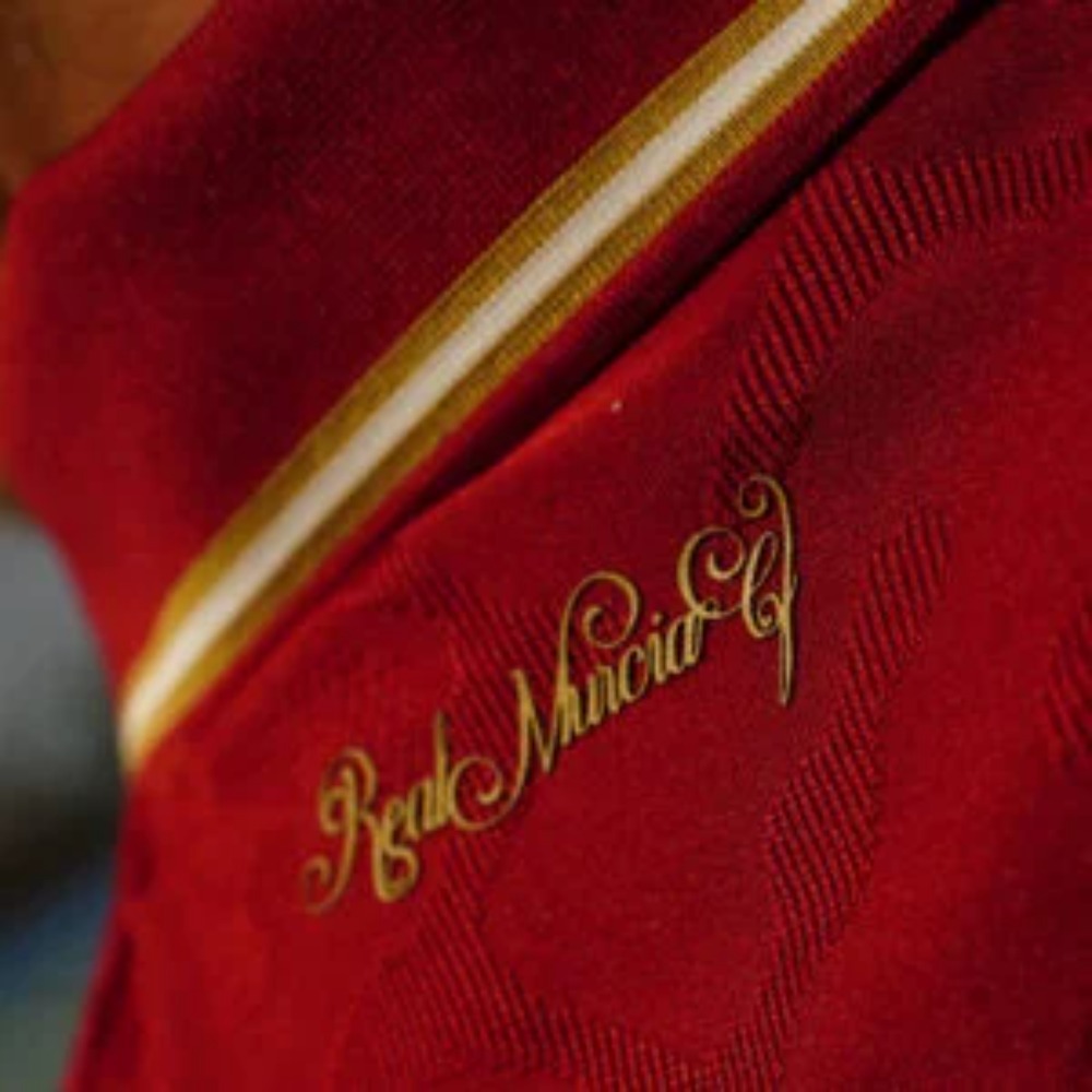 Camiseta Murcia 2026-2027 5 Vista frontal de la primera equipación de la camiseta del Real Murcia para la temporada 2026-2027 de adulto.