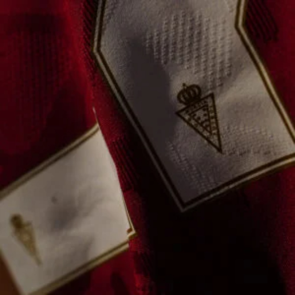 Camiseta Murcia 2026-2027 6 Vista frontal de la primera equipación de la camiseta del Real Murcia para la temporada 2026-2027 de adulto.