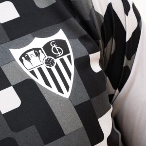 Camisetas del Sevilla Baratas 8 Camiseta de calentamiento Prematch del Sevilla FC para la temporada 26/27 en color negro para adulto. Visto frontal.