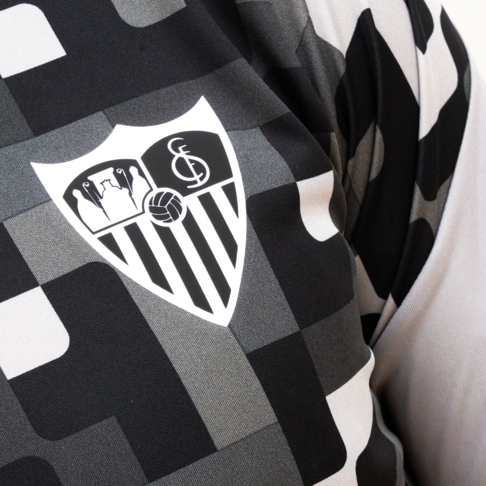 Camiseta Prematch Sevilla 26/27 Negra 1 Camiseta de calentamiento Prematch del Sevilla FC para la temporada 26/27 en color negro para adulto. Visto frontal.