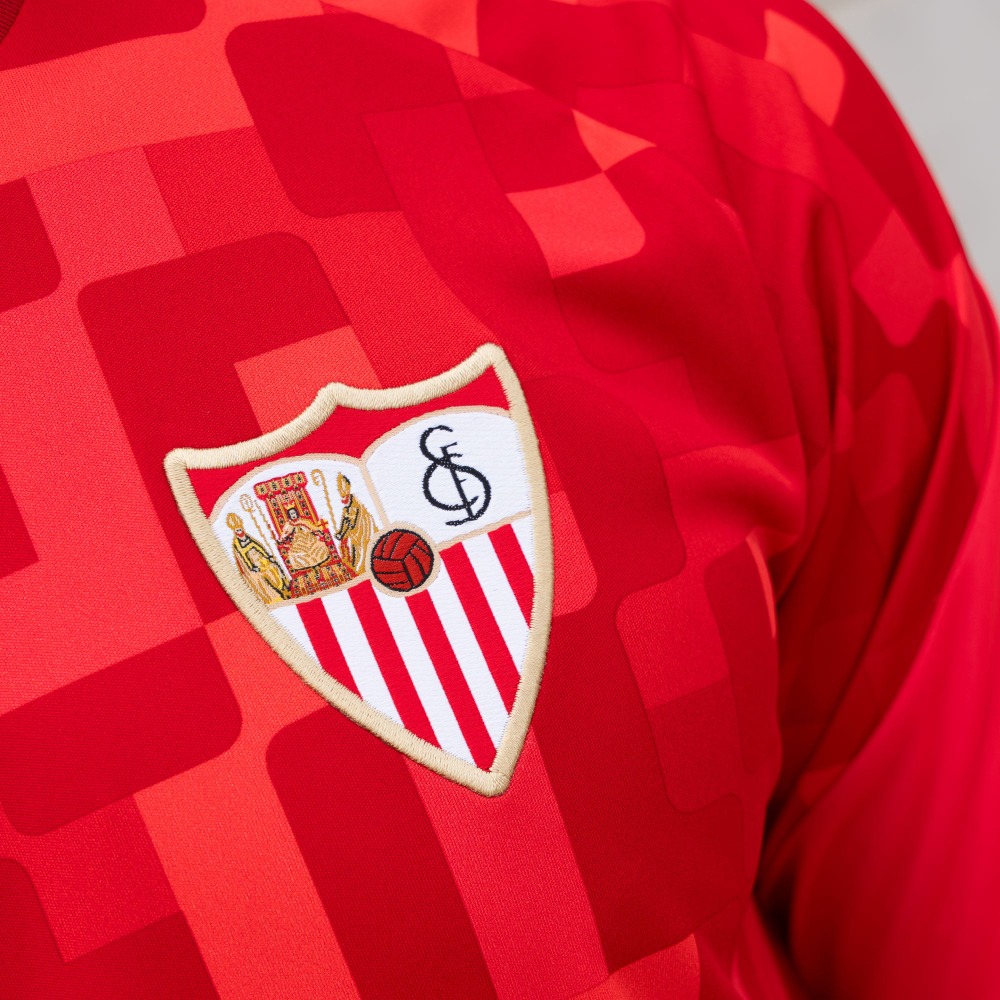 Camiseta Prematch Sevilla 26/27 Roja 2 Camiseta de calentamiento Prematch del Sevilla FC para la temporada 26/27 en color rojo. Equipación oficial de adulto.