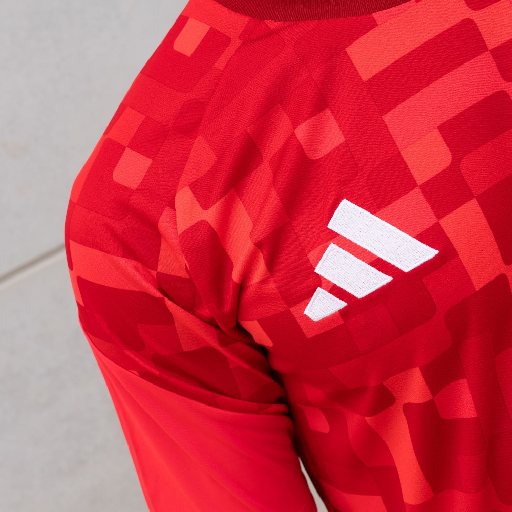 Camiseta Prematch Sevilla 26/27 Roja 3 Camiseta de calentamiento Prematch del Sevilla FC para la temporada 26/27 en color rojo. Equipación oficial de adulto.