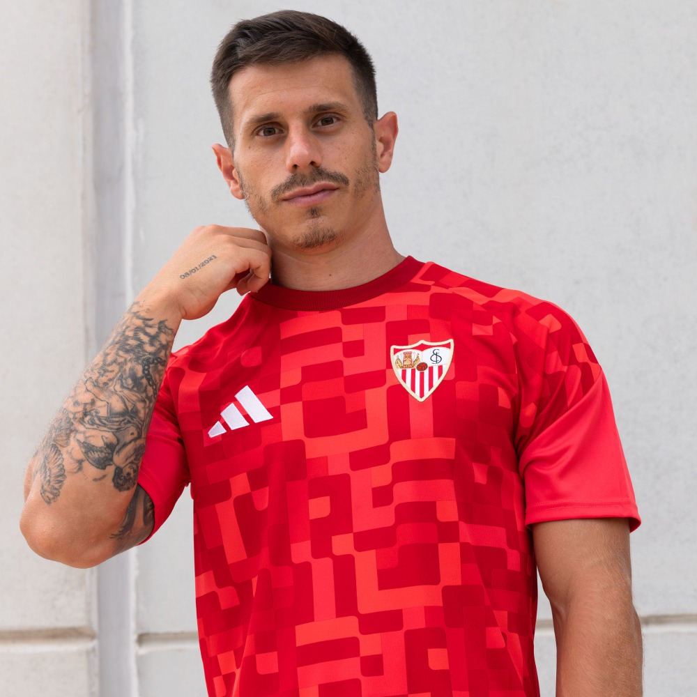 Camiseta Prematch Sevilla 26/27 Roja 4 Camiseta de calentamiento Prematch del Sevilla FC para la temporada 26/27 en color rojo. Equipación oficial de adulto.