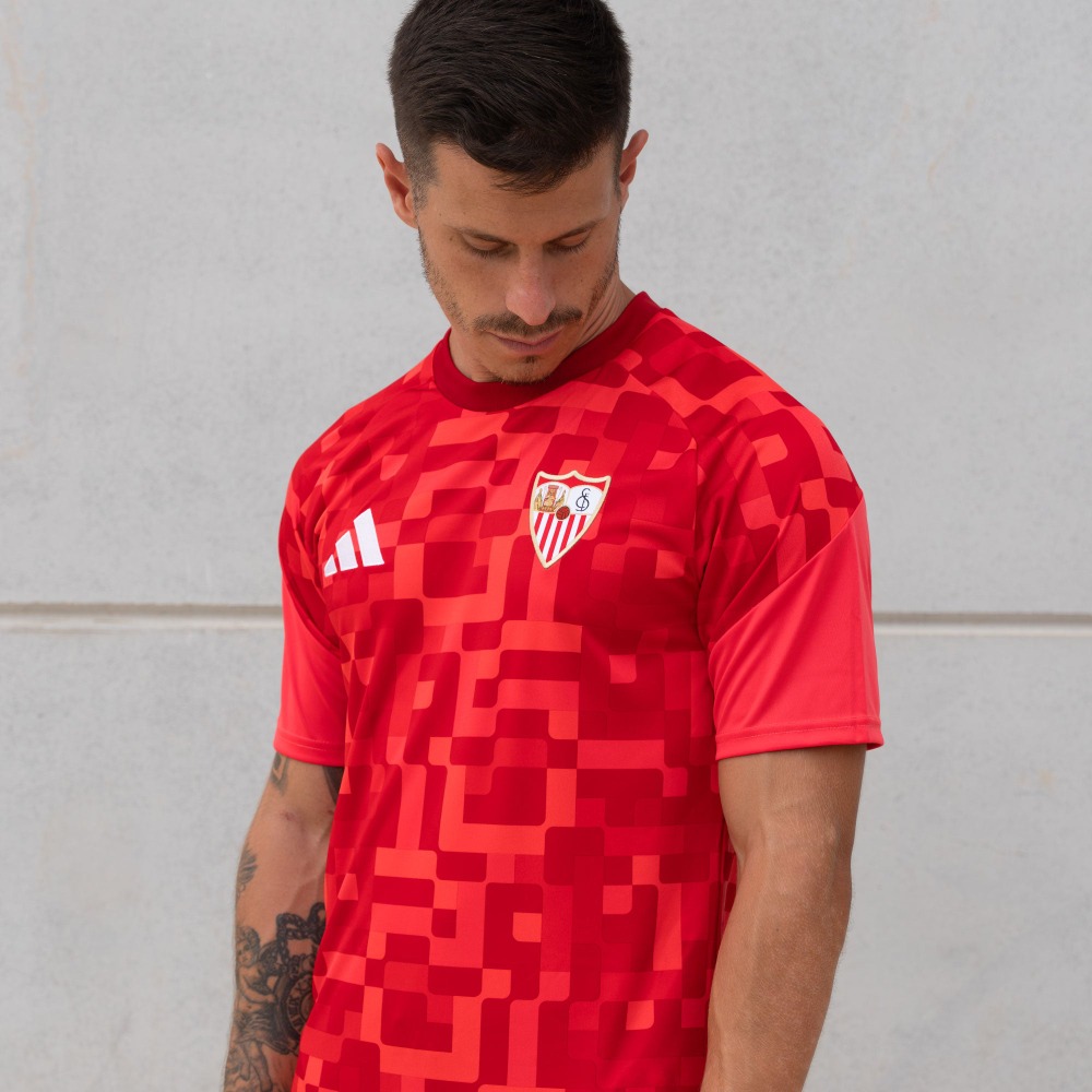 Camiseta Prematch Sevilla 26/27 Roja 5 Camiseta de calentamiento Prematch del Sevilla FC para la temporada 26/27 en color rojo. Equipación oficial de adulto.