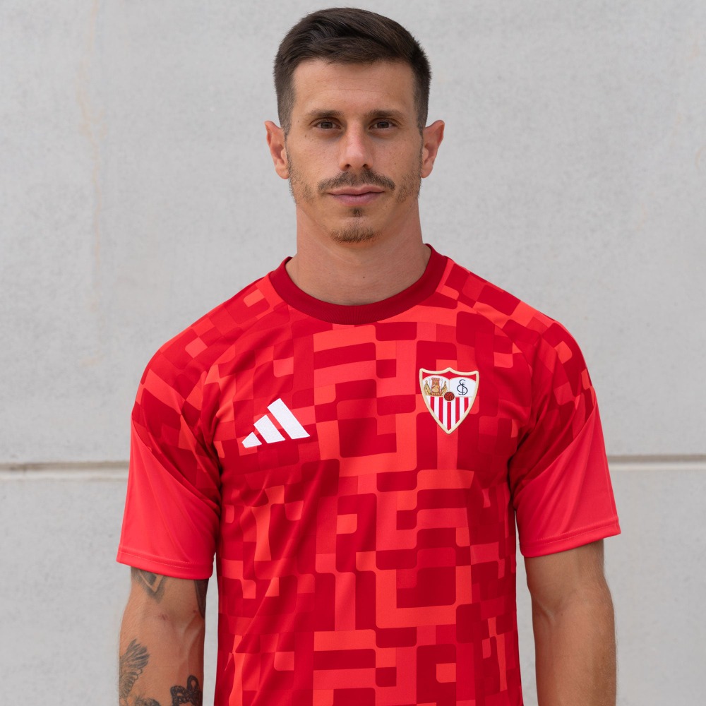 Camiseta Prematch Sevilla 26/27 Roja 1 Camiseta de calentamiento Prematch del Sevilla FC para la temporada 26/27 en color rojo. Equipación oficial de adulto.