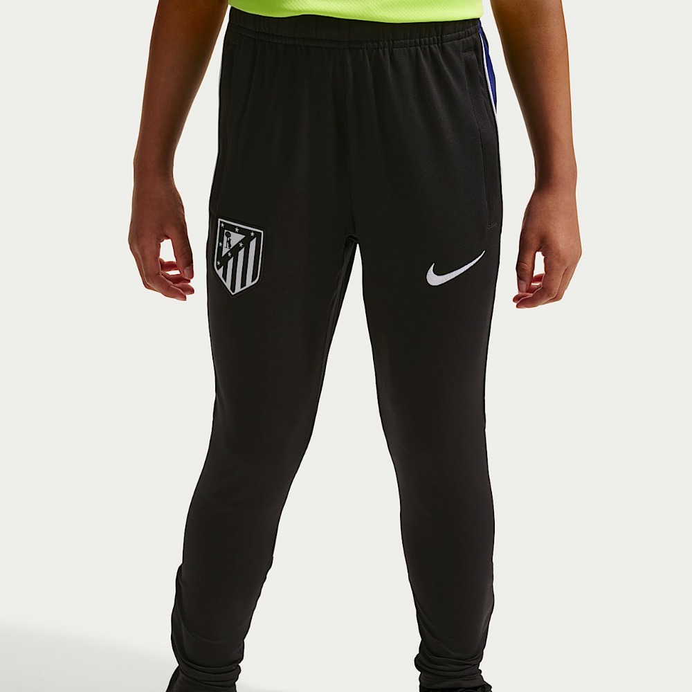 Conjunto Entrenamiento Niño At. Madrid 26-27 3 Conjunto de entrenamiento para niño del Atlético de Madrid temporada 2026-2027. Viste a los pequeños fans con la ropa oficial.