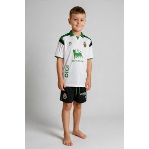 Primera equipación de fútbol del Racing de Santander para niño, temporada 26/27. Incluye camiseta y pantalón oficiales.