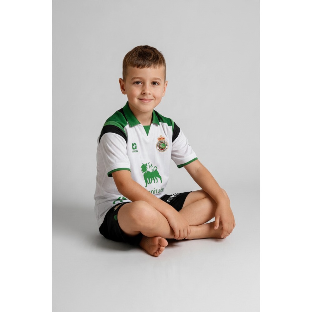 Equipación Racing Santander Niño 26/27 2 Primera equipación de fútbol del Racing de Santander para niño, temporada 26/27. Incluye camiseta y pantalón oficiales.