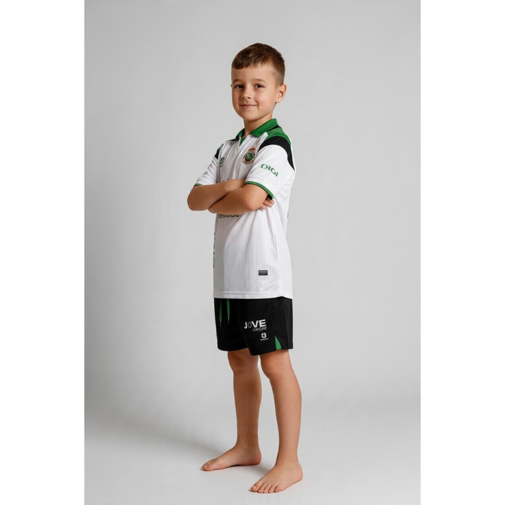 Equipación Racing Santander Niño 26/27 3 Primera equipación de fútbol del Racing de Santander para niño, temporada 26/27. Incluye camiseta y pantalón oficiales.